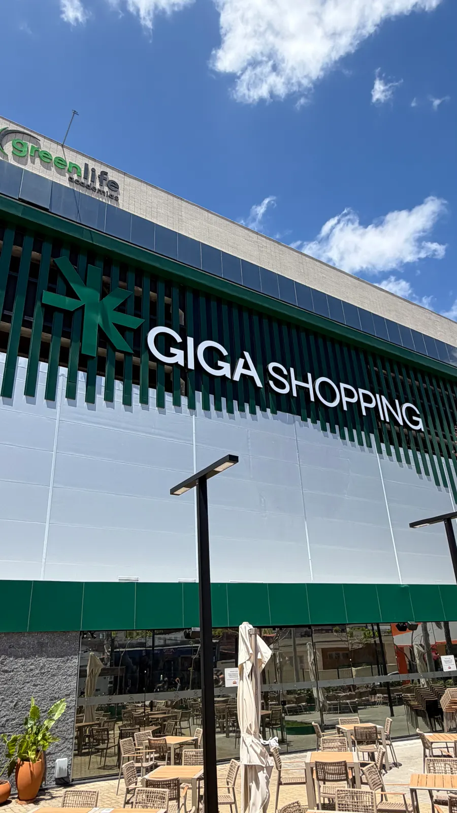 Giga Shopping — fachada em ACM com brise e letra caixa, Arte Final Brasil