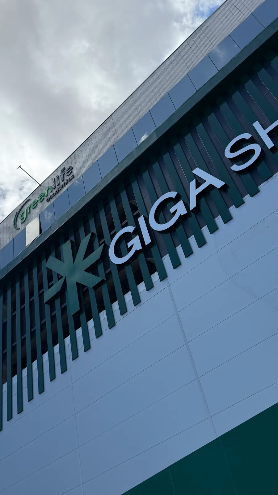 Letreiro instalado em fachada — Giga Shopping, Arte Final Brasil